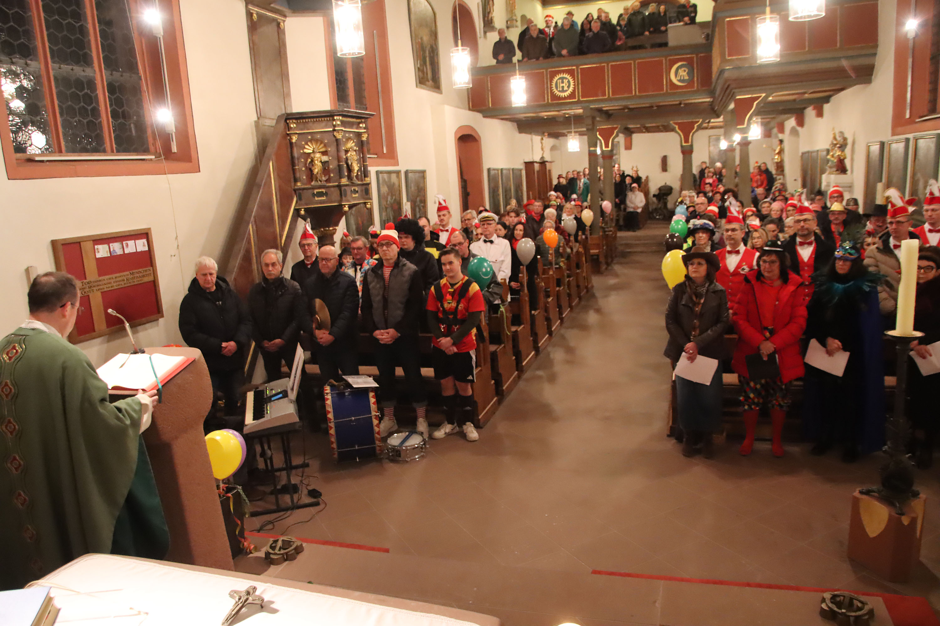 Foto: Herbert Ehehalt | Gut gefüllt waren die Reihen beim Fastnacht-Gottesdienst in der St.-Laurentius-Kirche.