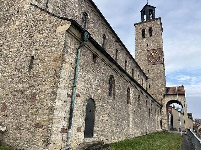 Gemeinsamer Ortstermin in der Pfarrkirche St. Laurentius in Zell am Main: MdL Robert Brannekämper (3. von rechts) informierte sich auf Einladung von MdL Björn Jungbauer (links daneben) mit Vertretern aus Kirche, Denkmalpflege und der Landkreisverwaltung sowie des Marktes Zell über den Zustand des Gebäudes und mögliche Nachnutzungsperspektiven. Bild: Büro Jungbauer/Matthias Ernst